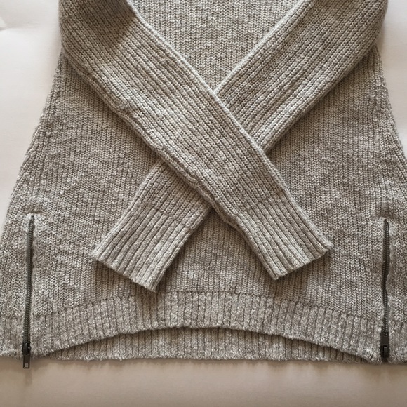 AEO- Grey cold shoulder sweater - Picture 4 of 5